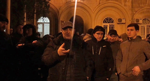 Активисты возле здания парламента Абхазии. 26 декабря 2023 г. Скриншот видео https://t.me/nujnayagazeta