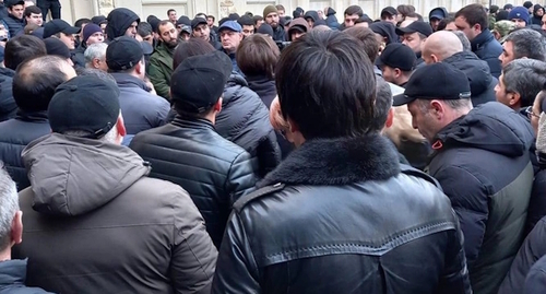 Участники протестной акции у парламента Абхазии , фото: "Нужная газета"