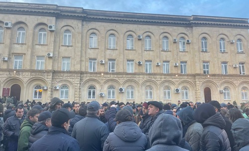 Протетующие перед Парламентом Абхазии 26 декабря 2023 года. Фото https://t.me/apsnyhabar/290