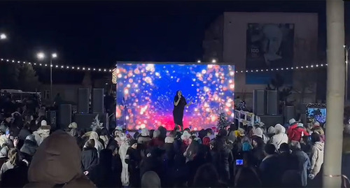 Новогодние гуляния на площади Дербента. Кадр из видео https://vk.com/wall-74219800_2203650