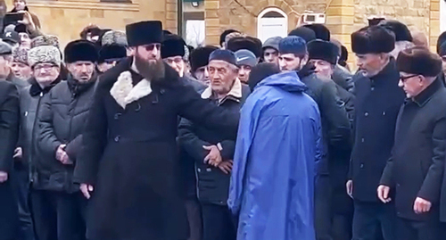 Обряд примирения двух семей в Надтеречном районе Чечни. Скриншот видео https://t.me/groznyinform/30375