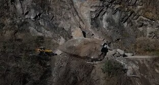 Дорога к грузинскому поселку перекрыта после камнепада
