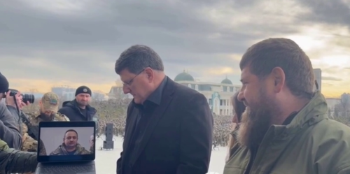 Скотт Риттер и Рамзан Кадыров смотрят обращение украинского военнопленного. Стоп-кадр видео РИА "Новости" от 05.01.24, https://t.me/rian_ru/226938