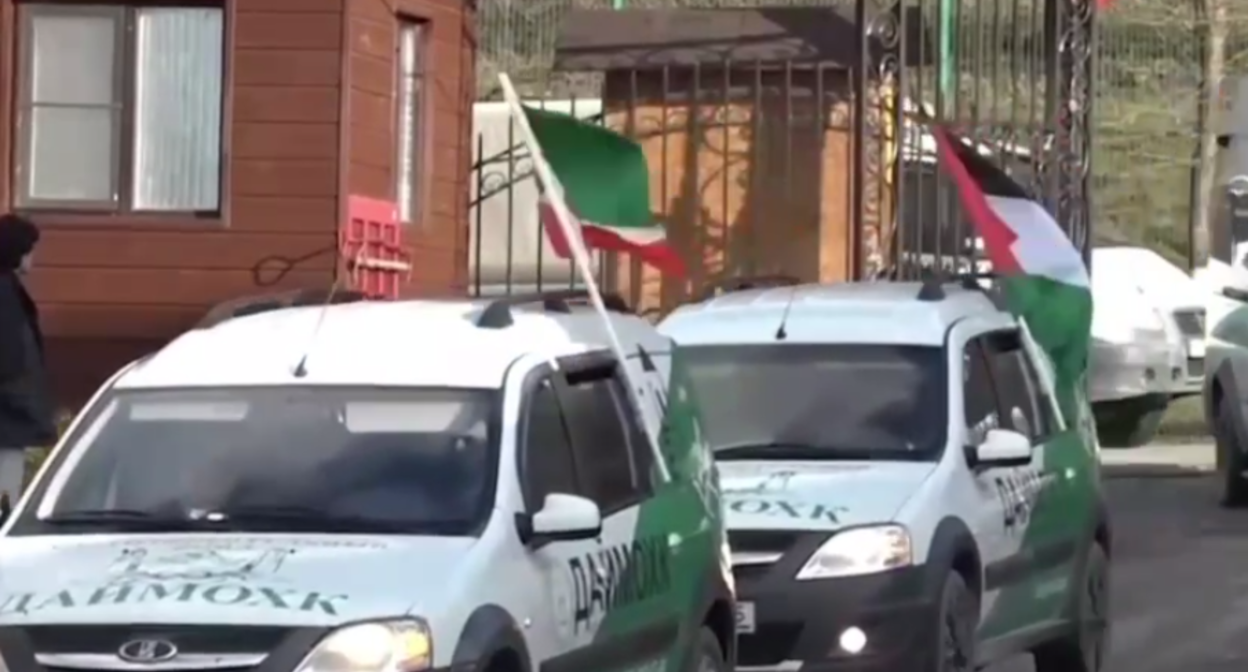 Машины фонда "Даймохк" привезли помощь для беженцев из Палестины. Стоп-кадр видео из Telegram-канала Ахмеда Дудаева от 07.01.23, https://t.me/akhmeddudaev/2730
