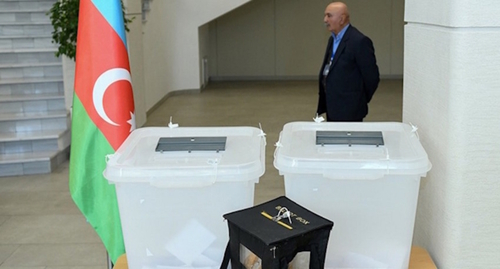 Избирательные урны и сейф-пакет на выборах в Азербайджане, фото: novayaepoxa.com