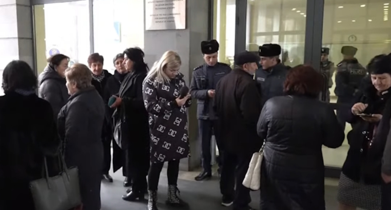 Участники акции протеста в Ереване, стоп-кадр видео канала 
NEWS AM https://www.youtube.com/watch?v=nktlsnMOqi0&t=161s