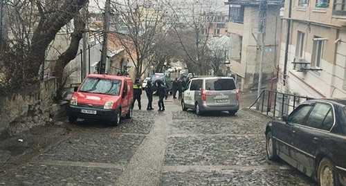 Активисты и полицейские около дома Наты Перадзе. 10 января 2024 года. Кадр видео https://t.me/Tbilisi_life/22484
