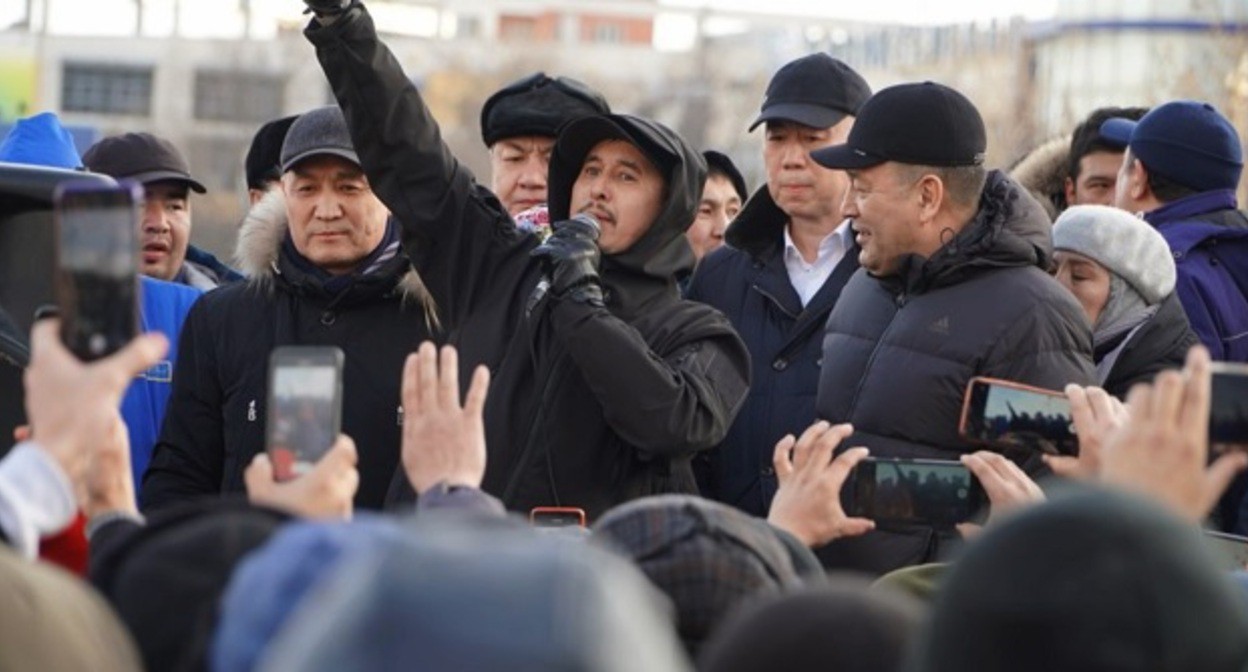 Участники акции в поддержку забастовщиков завода "Химпэк" в Шахтах. Кадр видеосюжета на YouTube-канале NEWS PORTAL TODAY
www.youtube.com/watch?v=W1D1mu-2pW8