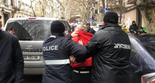 Сотрудники полиции во время выселения людей из дома на улице Кекелидзе. 23 января 2024 г. Фото Paper Kartuli, https://t.me/paperkartuli/9649