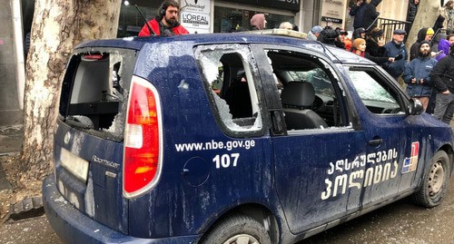 Автомобиль, поврежденный во время выселения людей из дома на улице Кекелидзе. 23 января 2024 г. Фото Paper Kartuli, https://t.me/paperkartuli/9649