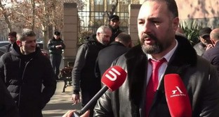 Адвокат родителей погибших солдат Ваан Ованнисян. Скриншот видео Armenia Today https://dzen.ru/a/Y9KG_1jsyW4R5CaB?experiment=948512