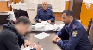 Подозреваемый в убийстве Мутаева дает показания. Скриншот фото из  Telegram-канала Следкома России по Дагестану от 03.02.24, https://t.me/sledcom_press/11425
