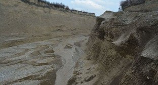 Добыча гравия из реки Супса. Фото: https://ru.oxu.az/society/576065 