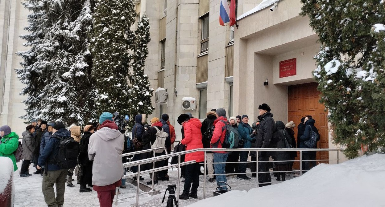 Десятки людей пришли поддержать Олега Орлова. Москва, 16 февраля 2024 г. Фото: htttps://t.me/polniyps/6433