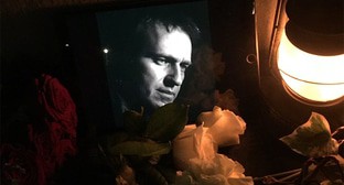 Сочинцы продолжают нести цветы к мемориалу Навальному*