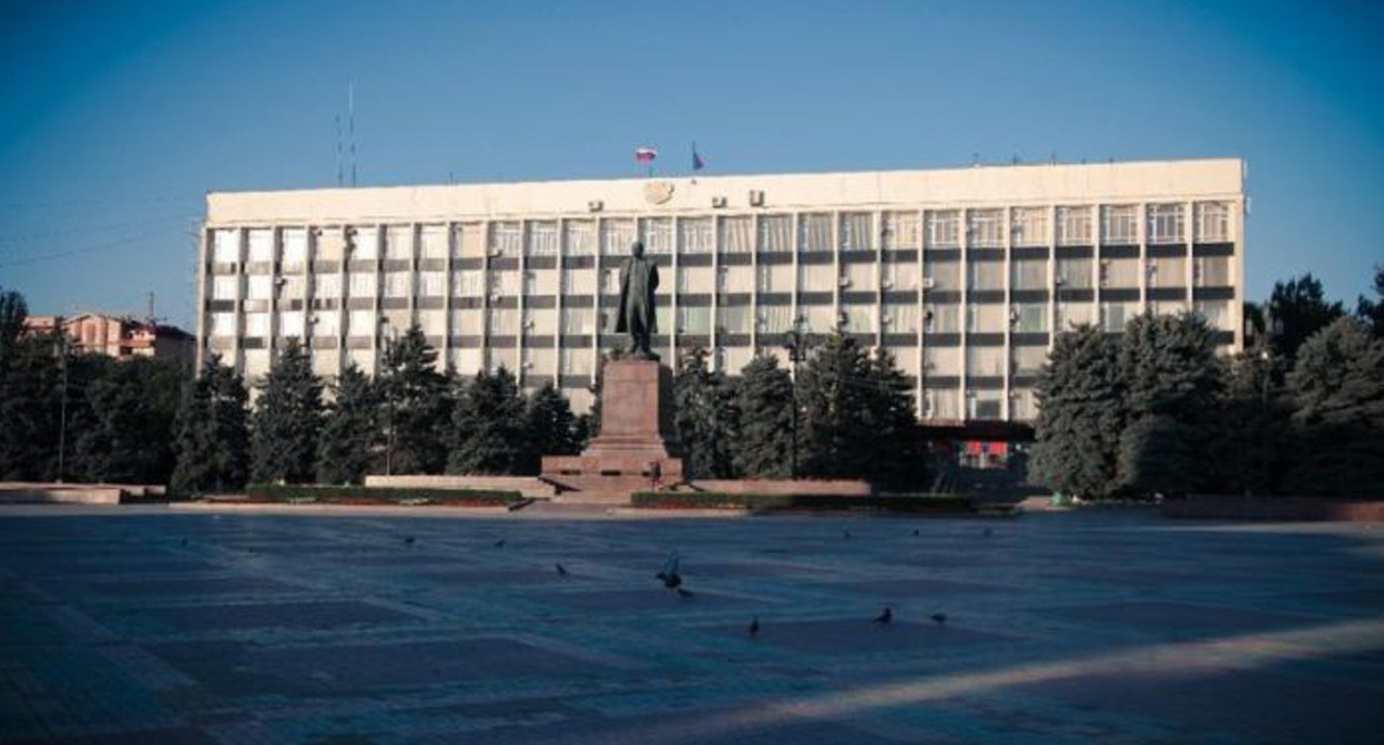 Гку рд центр го и чс махачкала. Фото учителей уркарахского многопрофильного лицея. Здание правительства республики дагестан. Управление образования города махачкала. Астаны.