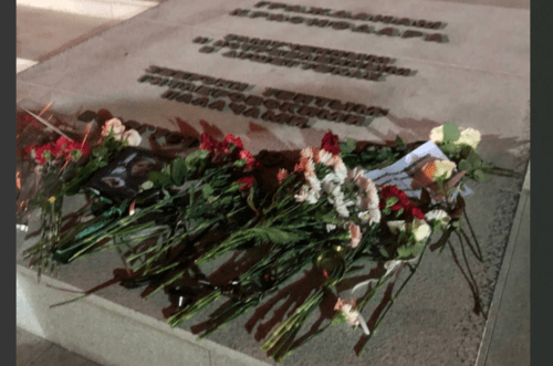 Цветы у памятника жертвам фашизма в Краснодаре. Скриншот фото из Telegram-канала "Протокол. Краснодар" от 16.02.24, https://t.me/protokol_band/3894