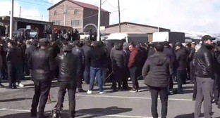 Участники акции протеста перекрыли автотрассу в Армении. 21 февраля 2024 г. Скриншот из видео на YouTube-канале News.am
