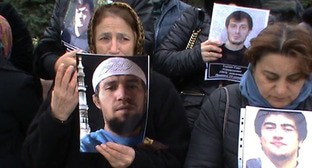 Родные убитых в Чечне дагестанцев. Скриншот видео https://www.youtube.com/watch?v=GrPBnhzsOGM