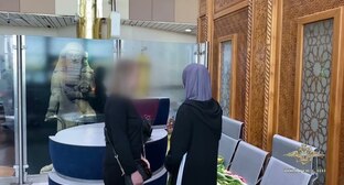 Лейла Гатагажева (справа). Скриншот оперативного видео МВД России