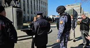 Анна Губанова на одиночном пикете у администрации края с окружившими ее сотрудниками правоохранительных органов. Фото предоставлено участниками пикета