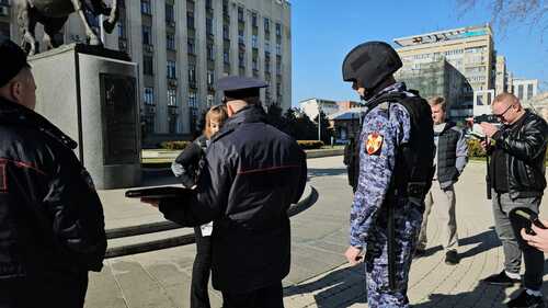 Анна Губанова на одиночном пикете у администрации края с окружившими ее сотрудниками правоохранительных органов. Фото предоставлено участниками пикета