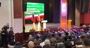 Муфтий Салах Межиев выступает перед делегатами Съезда народа Чечни. Кадр из видео https://vk.com/wall-42535075_125419