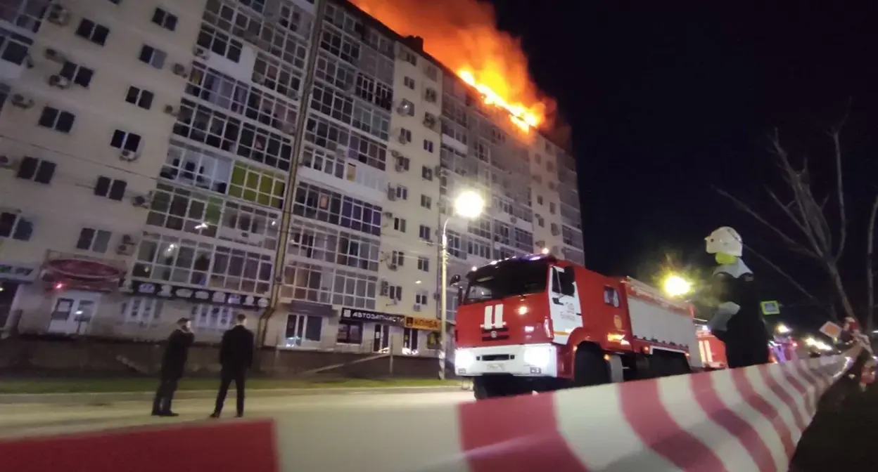 На месте пожара в доме на улице Объездной в Анапе. 13 февраля 2024 г. Фото: администрация Анапы 