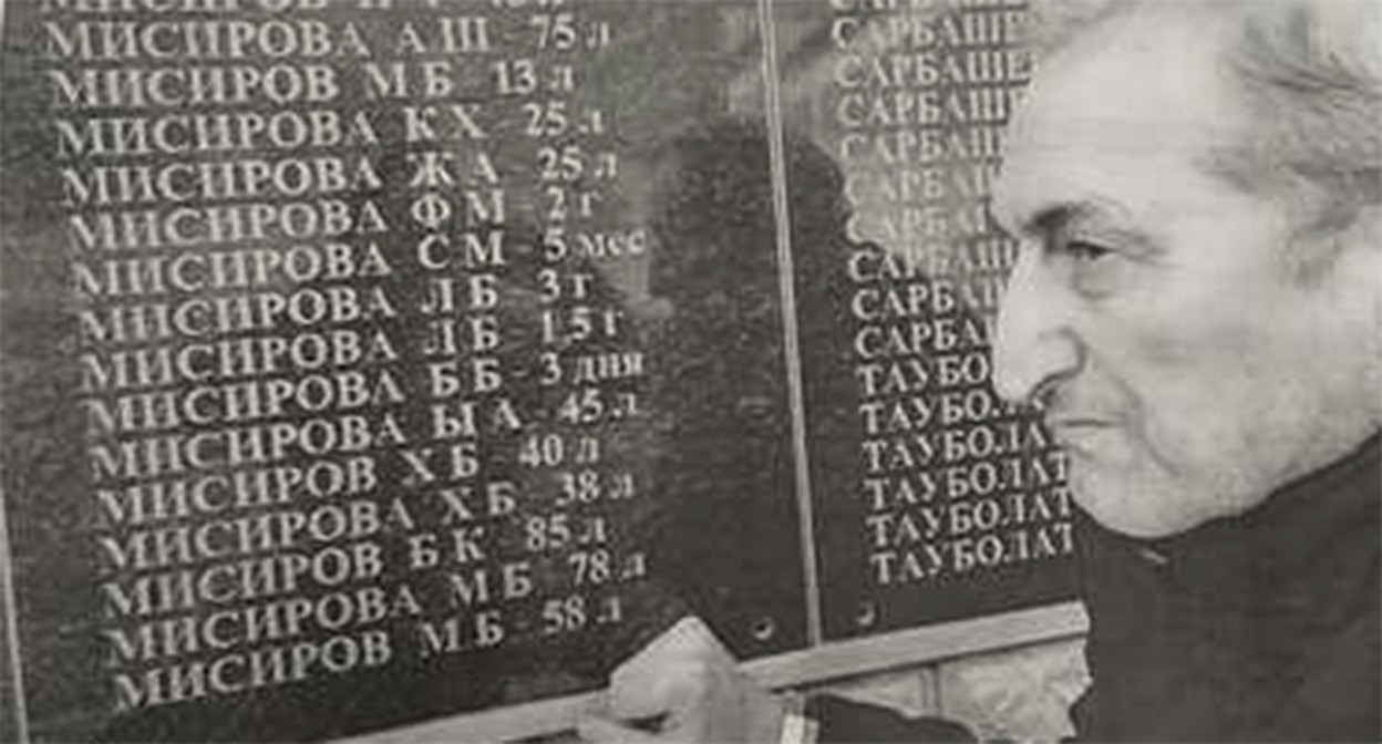 Руслан Кучмезов на Мемориале в селении Сауту.
Фото предоставил Руслан Кучмезов