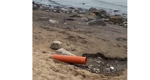 Cбросы канализационных стоков в море около городского пляжа. Скриншот видео https://t.me/rospotrebnadzor_rd/1252