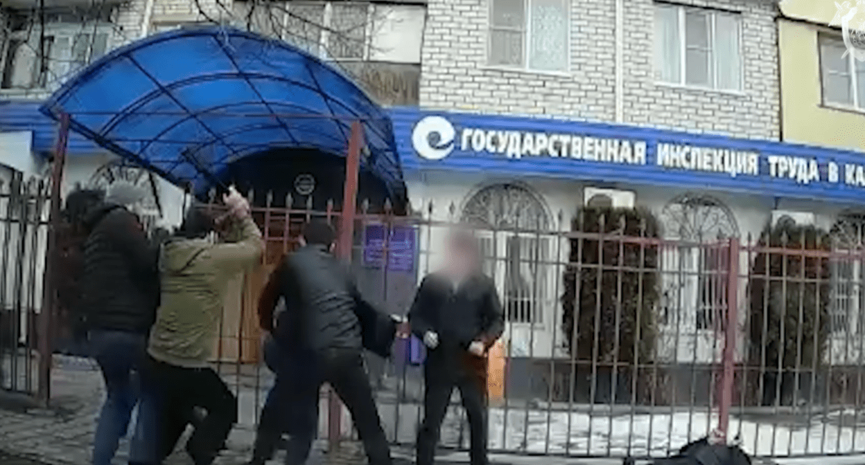 Нападение в Черкесске. Стоп-кадр видео, опубликованного на сайте управления СКР по Карачаево-Черкесии 14.03.24, https://kchr.sledcom.ru/news/item/1868221/
