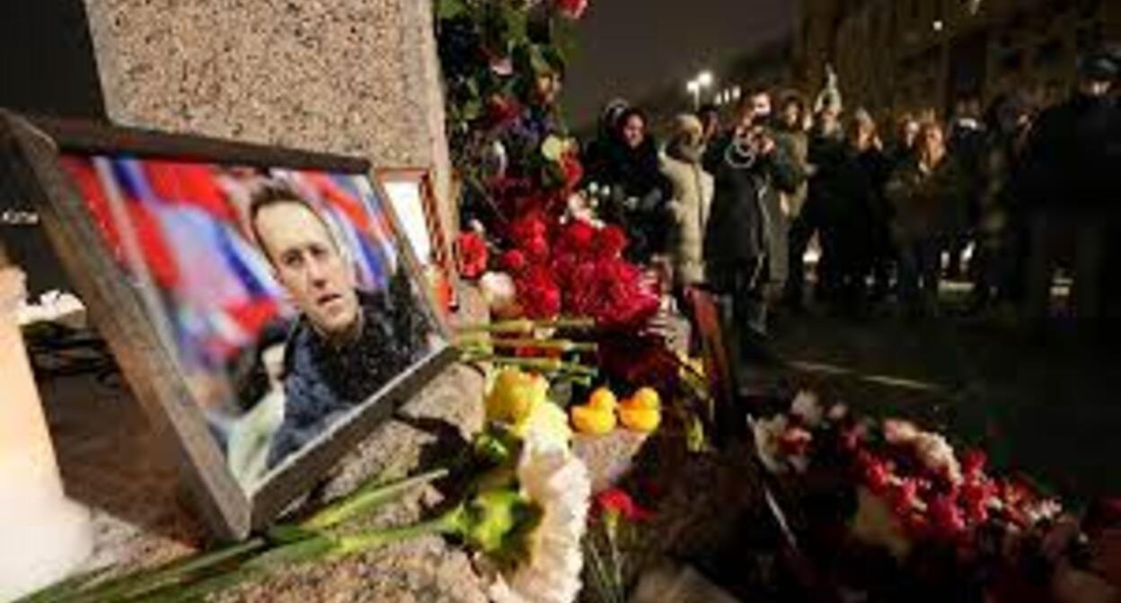 Акция памяти Навального. Скриншот видео https://ru.euronews.com/2024/02/16/nalany-death-people-reax