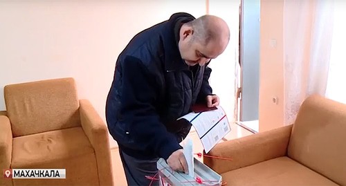 Беженец из Палестины голосует на выборах президента России в Махачкале. Кадр из видео https://vk.com/wall-37223994_40859