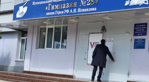 Около участка для голосования № 1131 в Махачкале. 17 марта 2024 года. Фото Олега Ионова для "Кавказского узла".