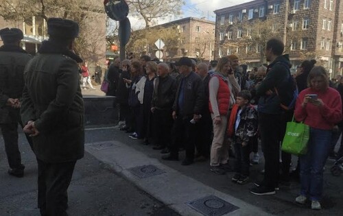 Люди собрались у посольства России, где расположен избирательный участок. Ереван, 17 марта 2024 года. Фото Армине Мартиросян для "Кавказского узла".