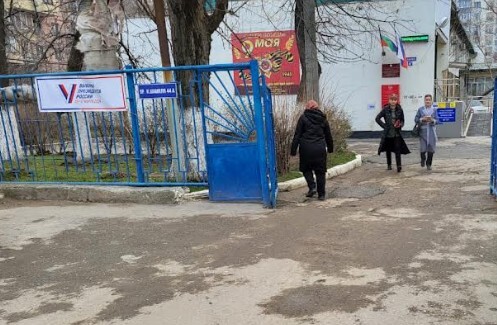 Около участка для голосования № 1137 в Махачкале. 17 марта 2024 года. Фото Олега Ионова для "Кавказского узла".