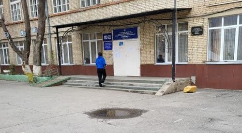 Около участка для голосования № 1133 в Махачкале. 17 марта 2024 года. Фото Олега Ионова для "Кавказского узла".