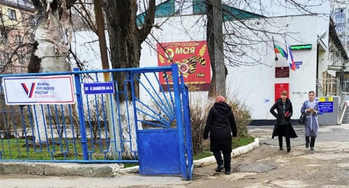 Около участка №1137 в Махачкале. 17 марта 2024 г. Фото Олега Ионова для "Кавказского узла"