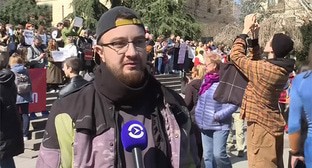 Участники акции протеста в Тбилиси. 17 марта 2024 г. Скриншот видео https://www.currenttime.tv/a/hochetsya-nadeyatsya-chto-rossiya-budet-svobodnoy-tbilisi/32865006.html