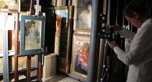 Реставратор за работой в Таганрогском художественном музее. Фото: Фото https://vk.com/rusmuseum