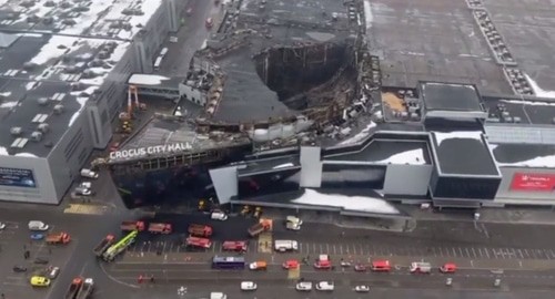 Здание "Крокус Сити Холла" после теракта. Кадр видео из телеграм-канала Baza https://t.me/bazabazon/26287
