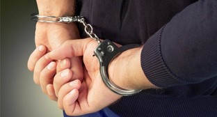 Человек в наручниках, фото: Елена Синеок, "Юга.ру