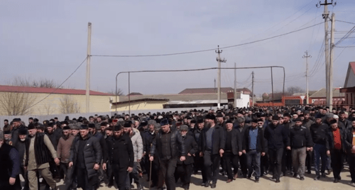 Участники обряда примирения кровников. Стоп-кадр видео из Telegram-канала ДУМ Чечни от 30.03.24, https://t.me/dumchr/4949
