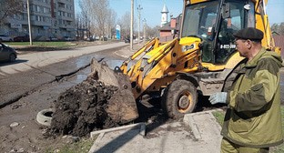 Астраханцы самостоятельно отремонтировали улицу