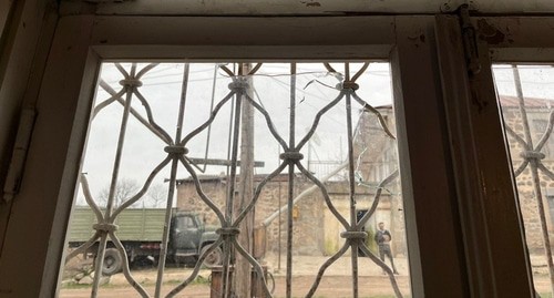 Разбитое пулей окно в доме жителя села Тех. Фото: МВД Армении https://www.facebook.com/photo?fbid=379276988404465&set=pcb.379277771737720 (деятельность компании Meta, которая владеет Facebook, запрещена в России)