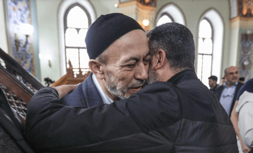Мусульмане поздравили друг друга после праздничного намаза. Фото Азиза Каримова для "Кавказского узла".