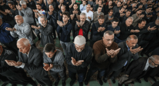 Шииты в бакинской мечети "Тезепир" на праздничной молитве. Фото Азиза Каримова для "Кавказского узла"