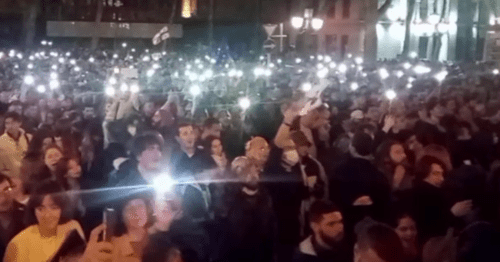 Участники акции протеста у парламента Грузии. Стоп-кадр видео RusNews от 15.04.23, https://t.me/rusnews/52983