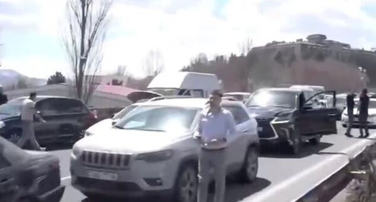 Автотрасса Ереван-Севан, заблокированная протестующими против процесса делимитации границы с Азербайджаном. Апрель 2024 г. Скриншот видео https://ria.ru https://ria.ru/20240423/armeniya-1941735744.html