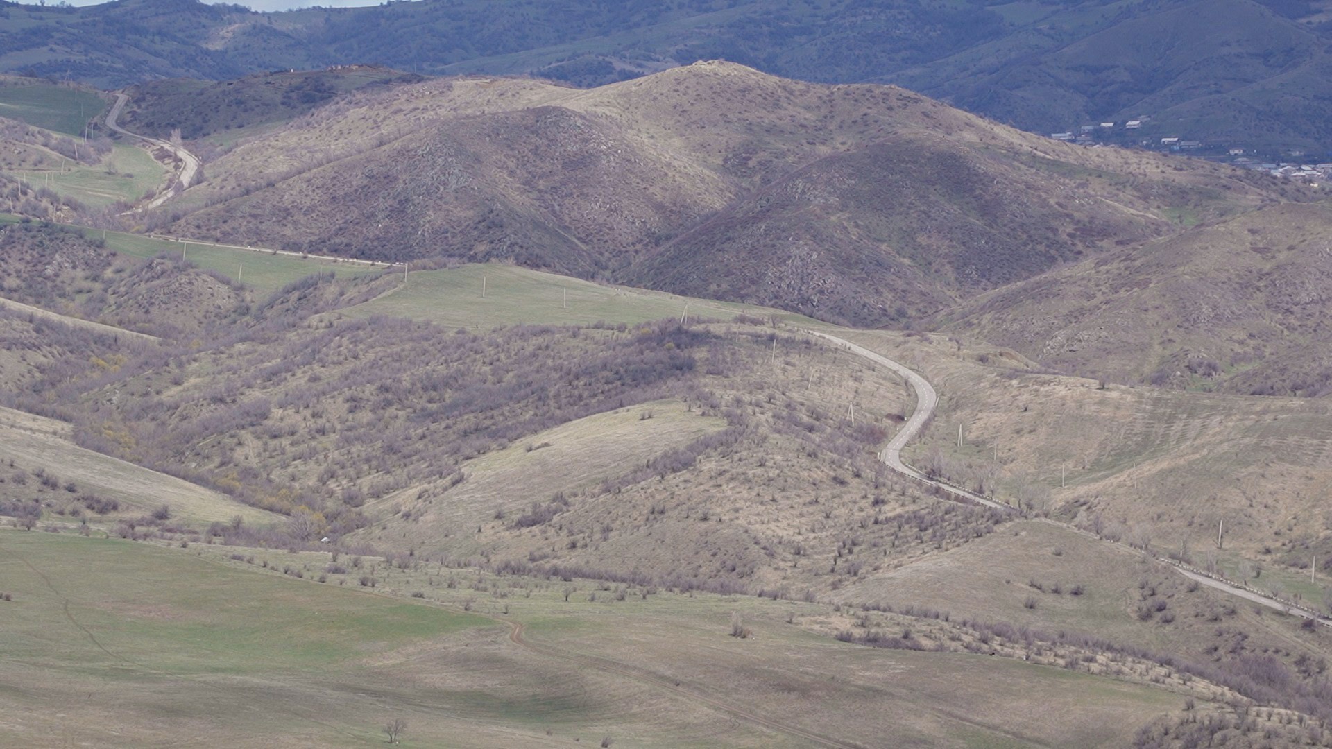 Территория, где проходит демаркация границы. Фото: Арман Караджян / JAMNews Территория, где проходит демаркация границы. Фото: Арман Караджян / JAMNews